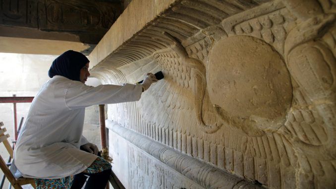 Fotografía de archivo de una arqueóloga trabajando en la restauración del templo Ipet dentro del complejo del templo faraónico de Karnak en Luxor, a 700 kilómetros de El Cairo (Egipto). EFE/ Khaled Elfiqi
