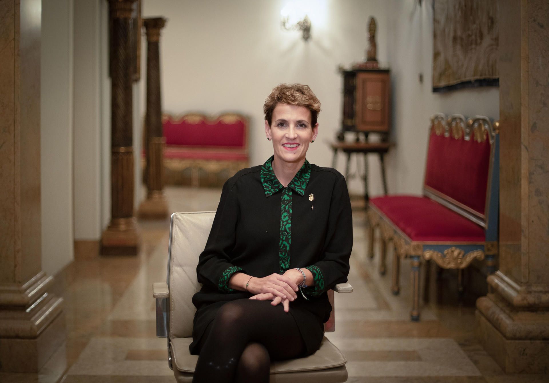 La presidenta de Gobierno Foral, María Chivite, posa en el Palacio de Navarra durante la entrevista concedida a EFE, en vísperas del Día de Navarra, donde denuncia "la utilización de los navarros para atacar a Pedro Sánchez". EFE/Villar López
