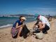 Voluntarios recogen basura en la Playa de Can Pere Antoni, en Palma de Mallorca, dentro de la campaña "1m2 contra la basuraleza",en una imagen de archivo. EFE/ Atienza