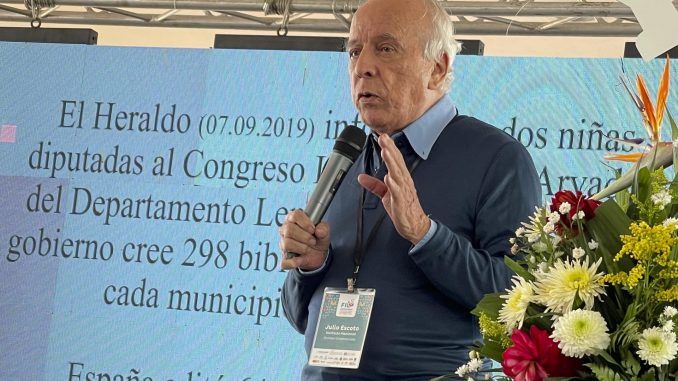 El escritor, ensayista, cuentista y crítico literario hondureño Julio Escoto habla durante la Primera Feria Internacional del Libro, con México como país invitado, hoy en Tegucigalpa (Honduras). EFE/Germán Reyes
