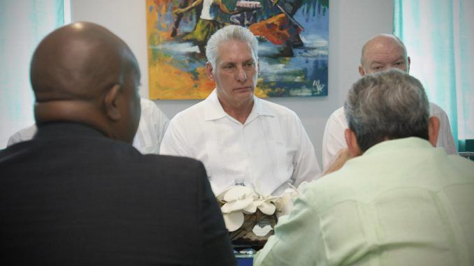 Fotografía cedida ayer 3 de diciembre por la Presidencia de Cuba que muestra al presidente Miguel Díaz-Canel EFE/ Alejandro Azcuy/
