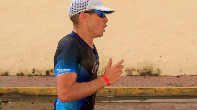 El atleta colombiano Andrés Felipe Castillo cumple el trayecto de atletismo de la competencia Ironman 70,3 Cartagena 2022 hoy, en Cartagena (Colombia). EFE/ Ricardo Maldonado Rozo
