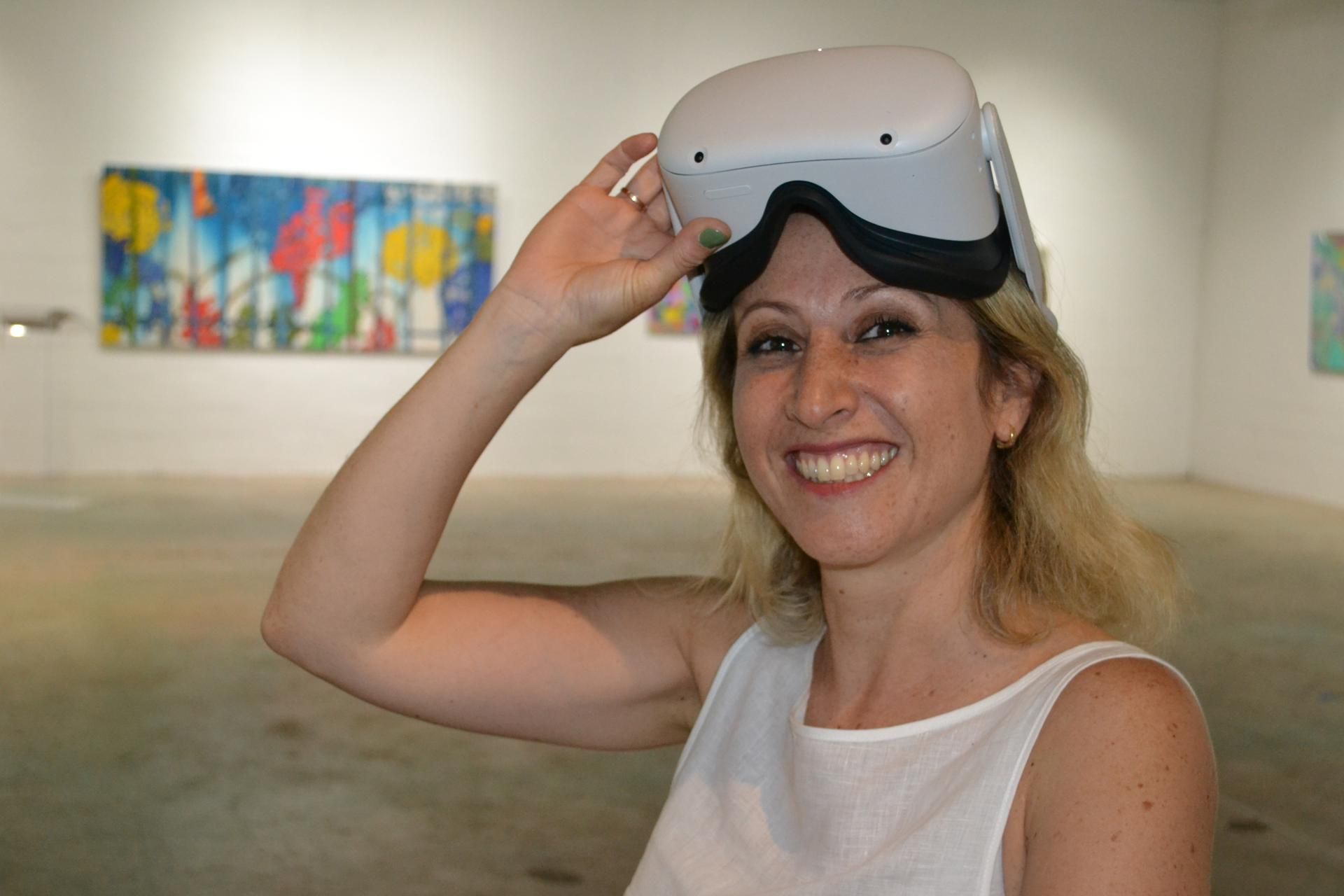 Natalia Janna, fundadora de Sublimart, posa hoy con las gafas de realidad virtual que se utilizan para observar el arte creado con obras NFT, en el Center for Visual Communication en Miami (EE.UU). EFE/ Antoni Belchi
