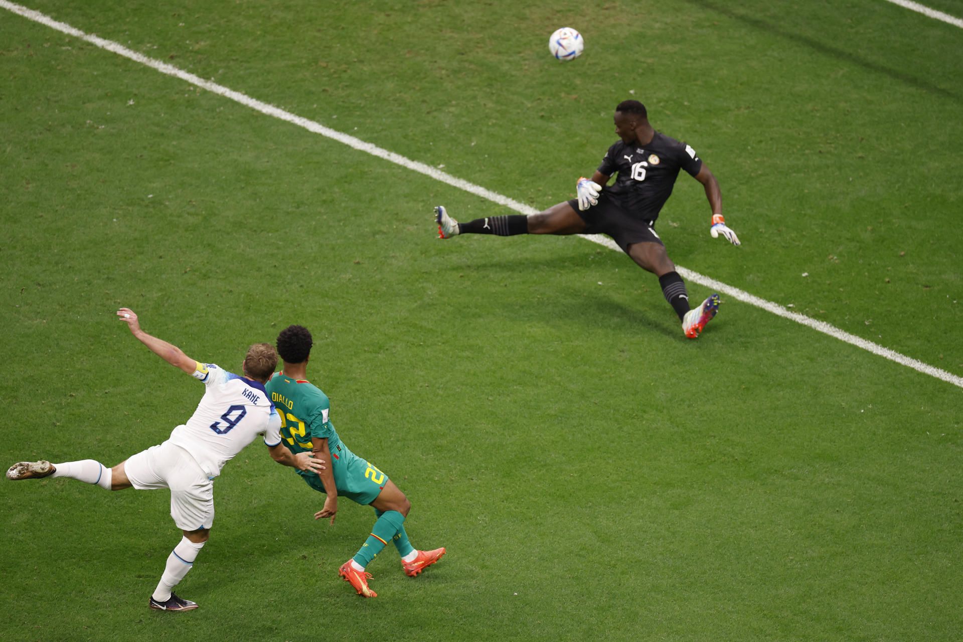 Harry Kane (i) de Inglaterra patea para anotar un gol hoy, en un partido de los octavos de final del Mundial de Fútbol Qatar 2022 entre Inglaterra y Senegal en el estadio Al Bait en Jor (Catar). EFE/ Juan Ignacio Roncoroni
