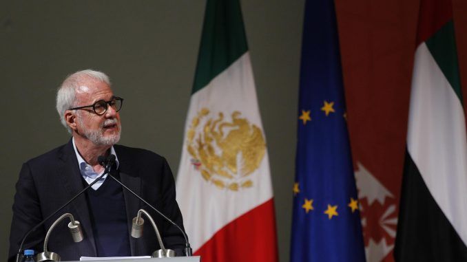 El presidente de la FIL, Raúl Padilla habla durante la ceremonia de clausura de la 36 edición de la Feria Internacional del Libro (FIL) de Guadalajara, Jalisco (México). EFE/Francisco Guasco
