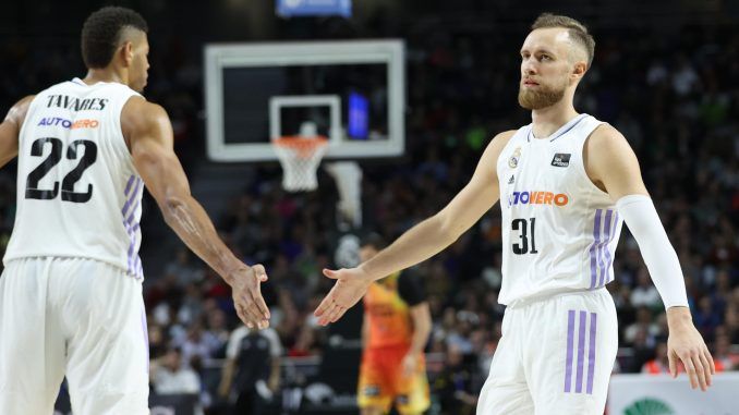 El alero bosnio del Real Madrid Džanan Musa (d) durante un encuentro correspondiente a la Liga ACB ante el Valencia Basket en el WiZink Center de Madrid, este domingo. EFE/ Kiko Huesca
