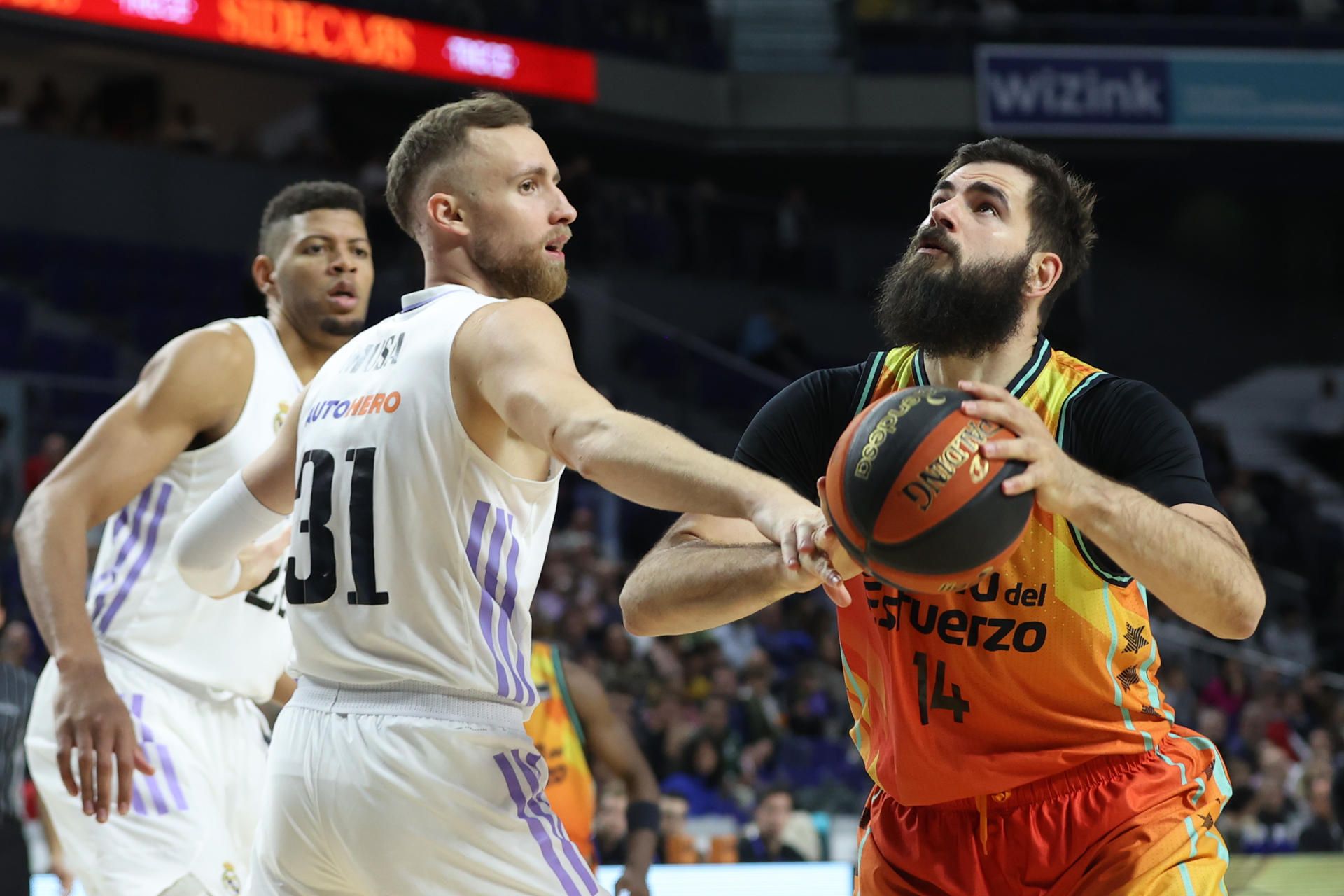 El alero bosnio del Real Madrid Džanan Musa (i) pelea una posesión con el pívot montenegrino del Valencia Basket Bojan Dubljevic durante un encuentro correspondiente a la Liga ACD en el WiZink Center de Madrid, este domingo. EFE/ Kiko Huesca
