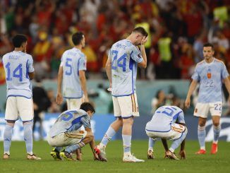 Jugadores de España reaccionan al perder la serie de penaltis, en un partido de los octavos de final del Mundial de Fútbol Qatar 2022 entre Marruecos y España en el estadio Ciudad de la Educación en Rayán (Catar). EFE/ Alberto Estevez