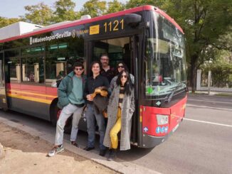 El elenco de ‘Dramawalker’ en uno de los autobuses de Tussam