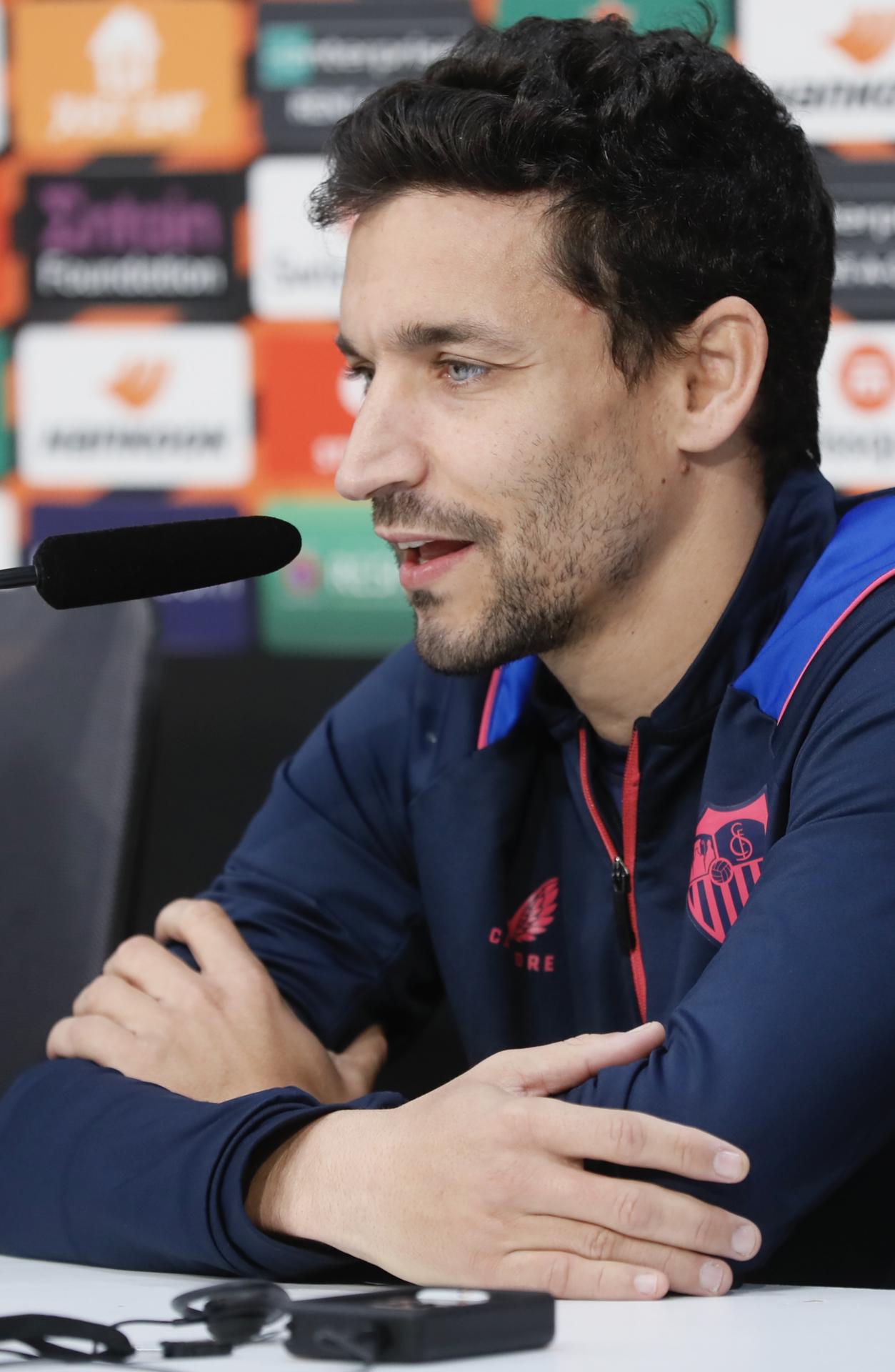 El capitán del Sevilla Jesús Navas durante la rueda de prensa tras el entrenamiento de la plantilla previo al partido de ida del 'play off' de la Liga Europa que disputarán mañana jueves contra el PSV Eindhoven neerlandés en el Ramón Sánchez Pizjuán de la capital hispalense. EFE/José Manuel Vidal
