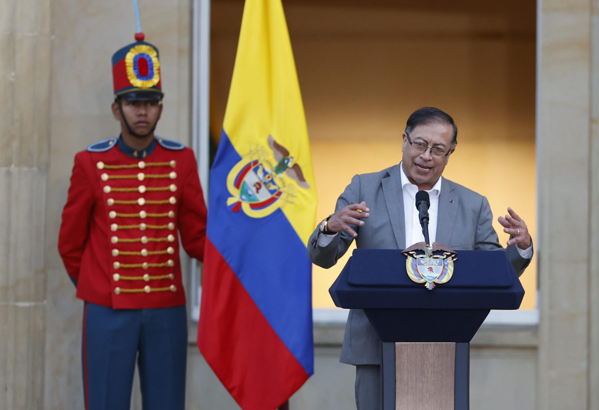 El presidente de Colombia, Gustavo Petro, pronuncia hoy un discurso durante el acto público de radicación de la reforma de salud ante el Congreso, en Bogotá (Colombia). EFE/ Mauricio Dueñas Castañeda
