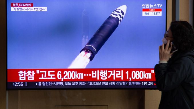 Imagen de archivo del lanzamiento de un misil balístico intercontinental (ICBM) norcoreano. EFE/EPA/JEON HEON-KYUN
