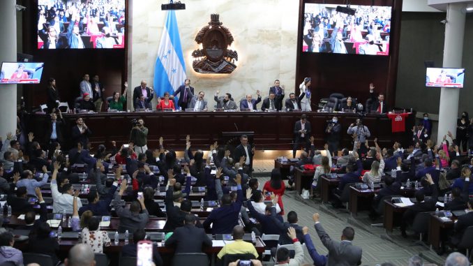 Integrantes del Congreso Nacional de Honduras participan en la sesión de elección de los nuevos magistrados de Corte Suprema de Justicia hoy, en Tegucigalpa (Honduras). EFE/ Gustavo Amador
