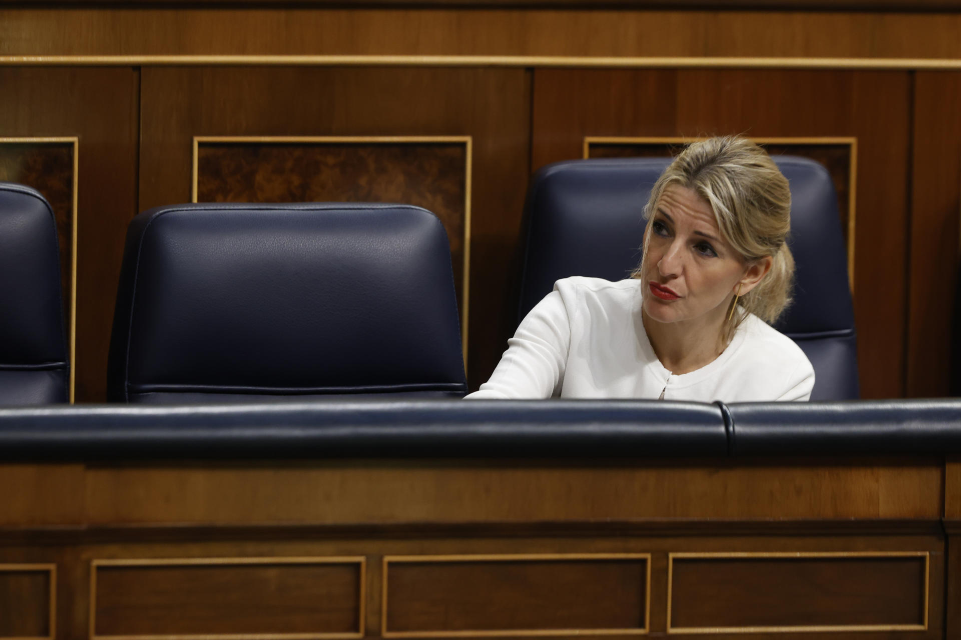 La ministra de Trabajo, Yolanda Díaz, durante el pleno del Congreso que debate y vota para su aprobación definitiva el proyecto de la ley trans, que consagra la autodeterminación de género, después de que el Senado le diera luz verde hace una semana con modificaciones mínimas. EFE/Javier Lizón
