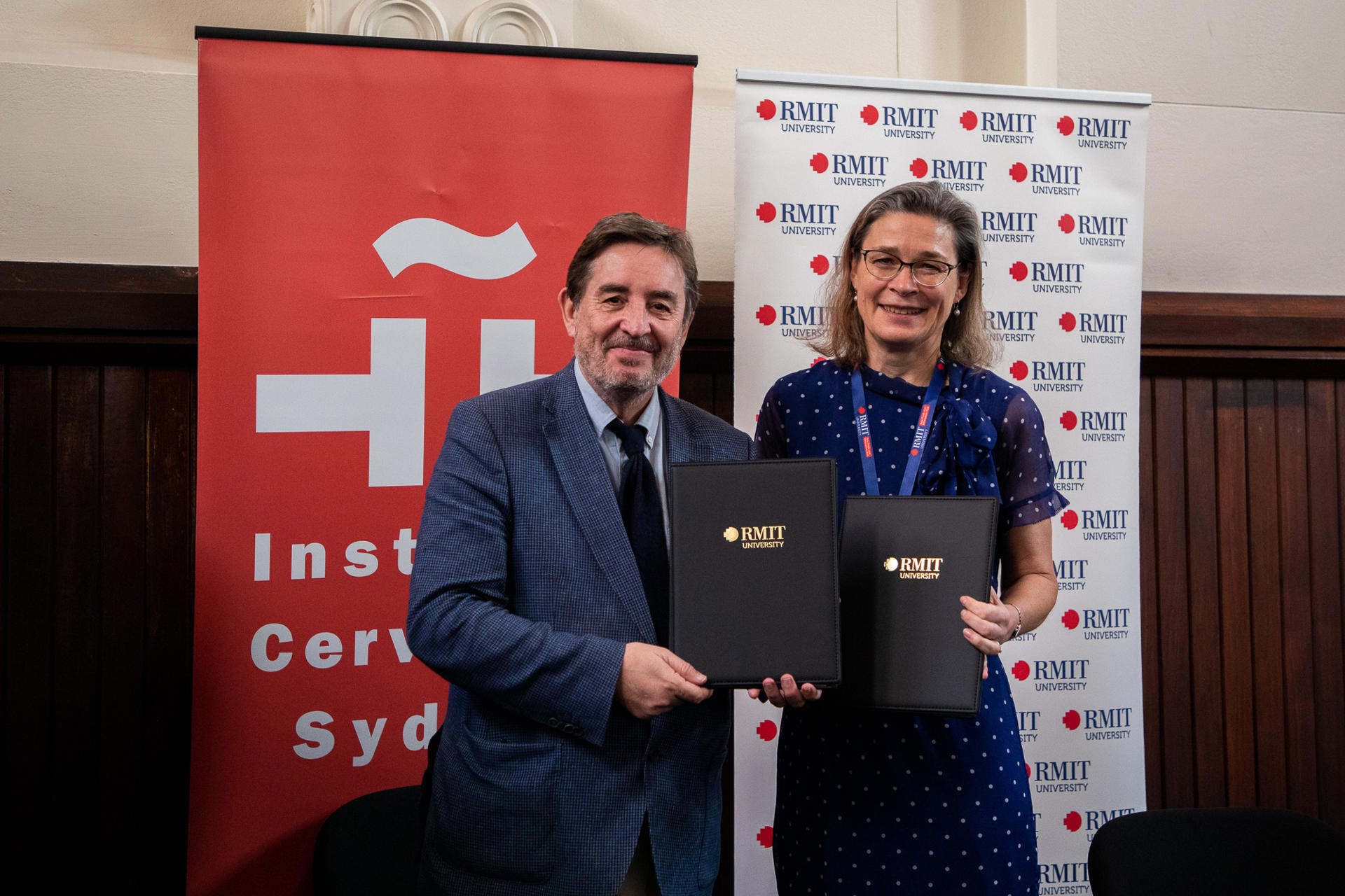 El director del Instituto Cervantes, Luis García Montero, firma el convenio con la vicerrectora de Internacionalización y Colaboración de la Universidad RMIT, Saksia Loer Hansen en Melbourne por el que el Cervantes impartirá desde mediados de año en Melbourne clases presenciales de español, un idioma en fuerte crecimiento en el país oceánico. EFE/Instituto Cervantes SOLO USO EDITORIAL/SOLO DISPONIBLE PARA ILUSTRAR LA NOTICIA QUE ACOMPAÑA (CRÉDITO OBLIGATORIO)
