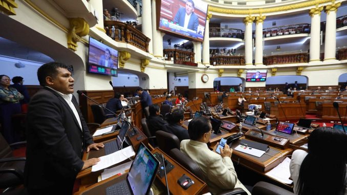 Fotografía de archivo que muestra otra sesión del pleno que debate un proyecto de ley para adelantar elecciones generales, en Lima (Perú). EFE/ Congreso del Perú
