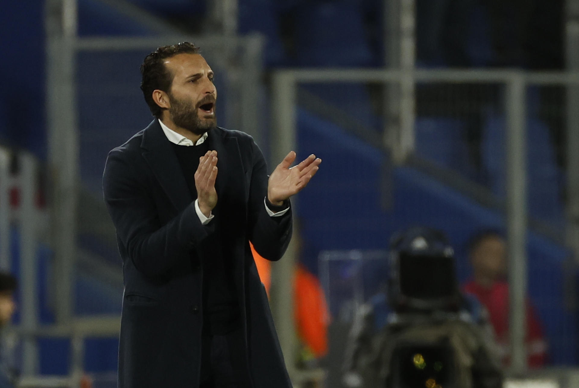 El entrenador del Valencia, Rubén Baraja, da instrucciones a sus jugadores durante el encuentro ante el Getafe CF correspondiente a la jornada 22 de primera división que disputaron en el Coliseum Alfonso Pérez de la localidad madrileña. EFE / JuanJo Martín
