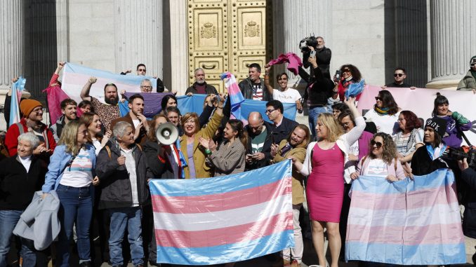 Representantes del colectivo LGTBI celebran la aprobación de la Ley Trans en el Congreso de los Diputados en Madrid, el 16 de febrero. EFE/ Javier Lizón
