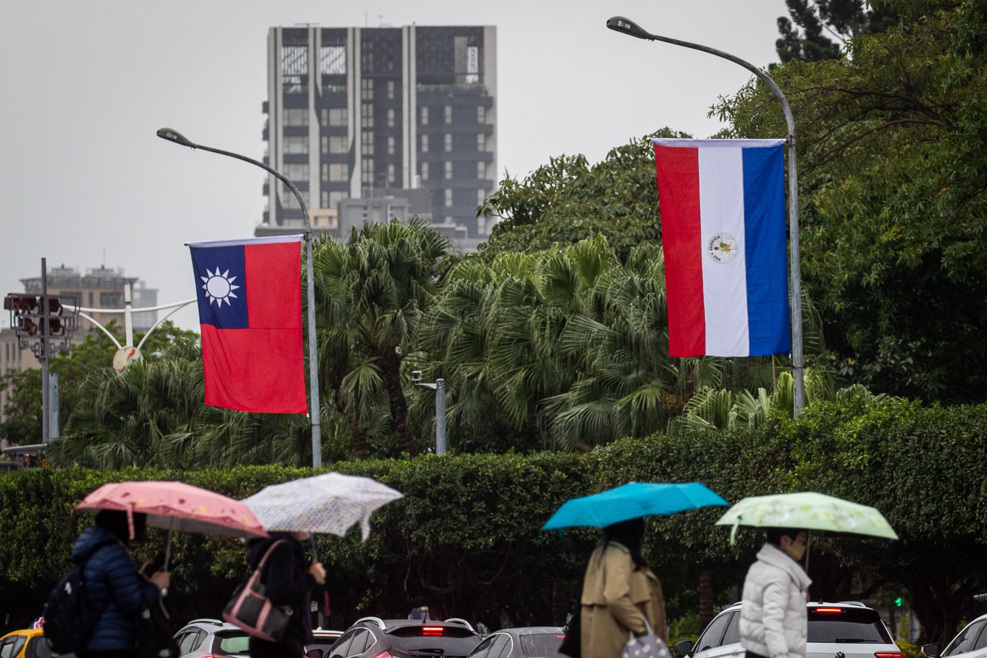 Las banderas de Taiwan y Paraguay ante la visita del presidente paraguayo Mario Abdo Benitez, a Taipei.EFE/EPA/RITCHIE B. TONGO
