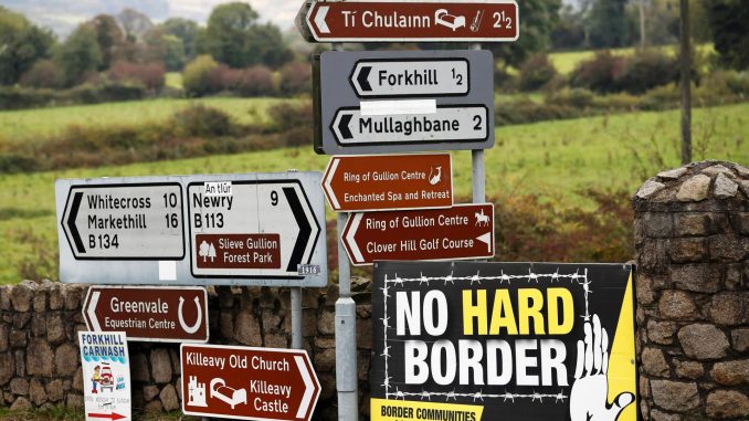 Imagen de Archivo de carteles indicativos instalados en una carretera en la localidad norirlandesa de Forkhill, fronteriza con la República de Irlanda. 
EFE/Javier Etxezarreta
