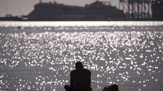 Un hombre disfruta del buen tiempo en la playa de la Caleta de Málaga, el pasado mes de enero, en una fotografía de archivo.EFE/Jorge Zapata.
