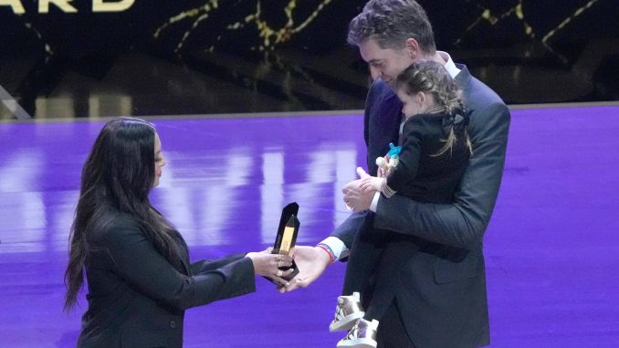 Pau Gasol (d) recibe el Kobe and Gigi WNBA Advocacy Award de manos de Gigi Bryant (i) durante el 72° NBA All-Star Game en el Vivint Arena de Salt Lake City, Utah. EFE/GEORGE FREY
