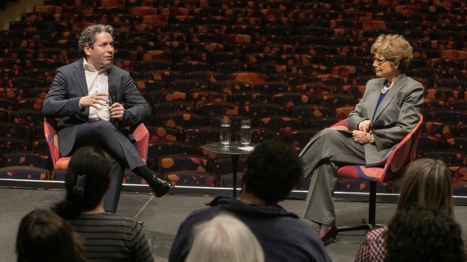 El venezolano Gustavo Dudamel (i) habla durante una conferencia de prensa junto a la presidenta y directora ejecutiva de la Filarmónica de Nueva York, Deborah Borda (d), en el Lincoln Center, en Nueva York (EE.UU.), este 20 de febrero de 2023. EFE/EPA/Sarah Yenesel
