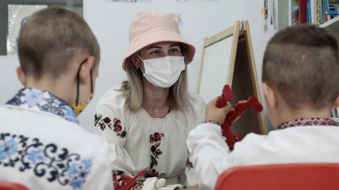 Fotod e archivo (21/05/2022).- La joven ucraniana, Liudmyla Kuzner, junto a sus hijos Sviatoslav y Lukian, que tiene 8 años y hasta el pasado mes de marzo vivía junto a su familia en la ciudad ucraniana de Leópolis, donde recibía tratamiento para el cáncer que sufre, pero el estallido de la guerra lo obligó a trasladarse a València: aquí ha encontrado un refugio y esperanza para lograr su curación. EFE/Ana Escobar
