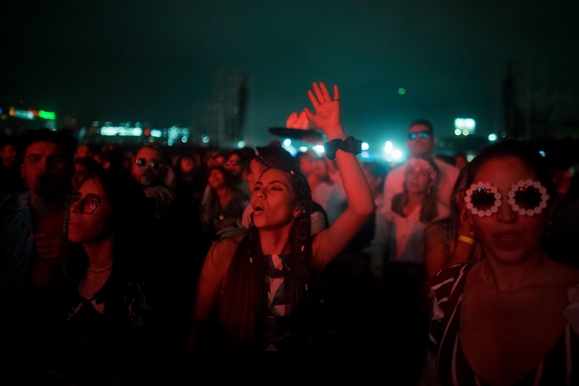 Varias personas asisten a un concierto de música electrónica, hoy en Caracas (Venezuela). Los dj's belgas Dimitri Vegas y Like Mike fueron el espectáculo central del festival de música "Waku Experience", un evento multitudinario celebrado este domingo en las instalaciones de una base aérea ubicada en el este de Caracas, en Venezuela, que se convirtió en "una aldea electrónica". EFE/ Miguel Gutiérrez
