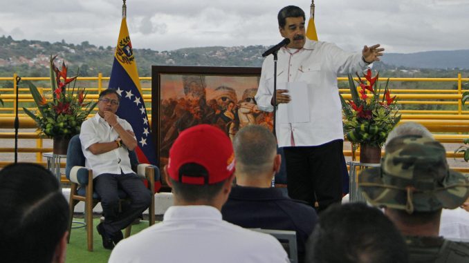 El presidente de Venezuela, Nicolás Maduro (d), fue registrado este jueves, 16 de febrero, durante una reunión con su homólogo colombiano, Gustavo Petro (i), en el Puente Atanasio Girardot, en la frontera entre Colombia y Venezuela. EFE/Mario Caicedo
