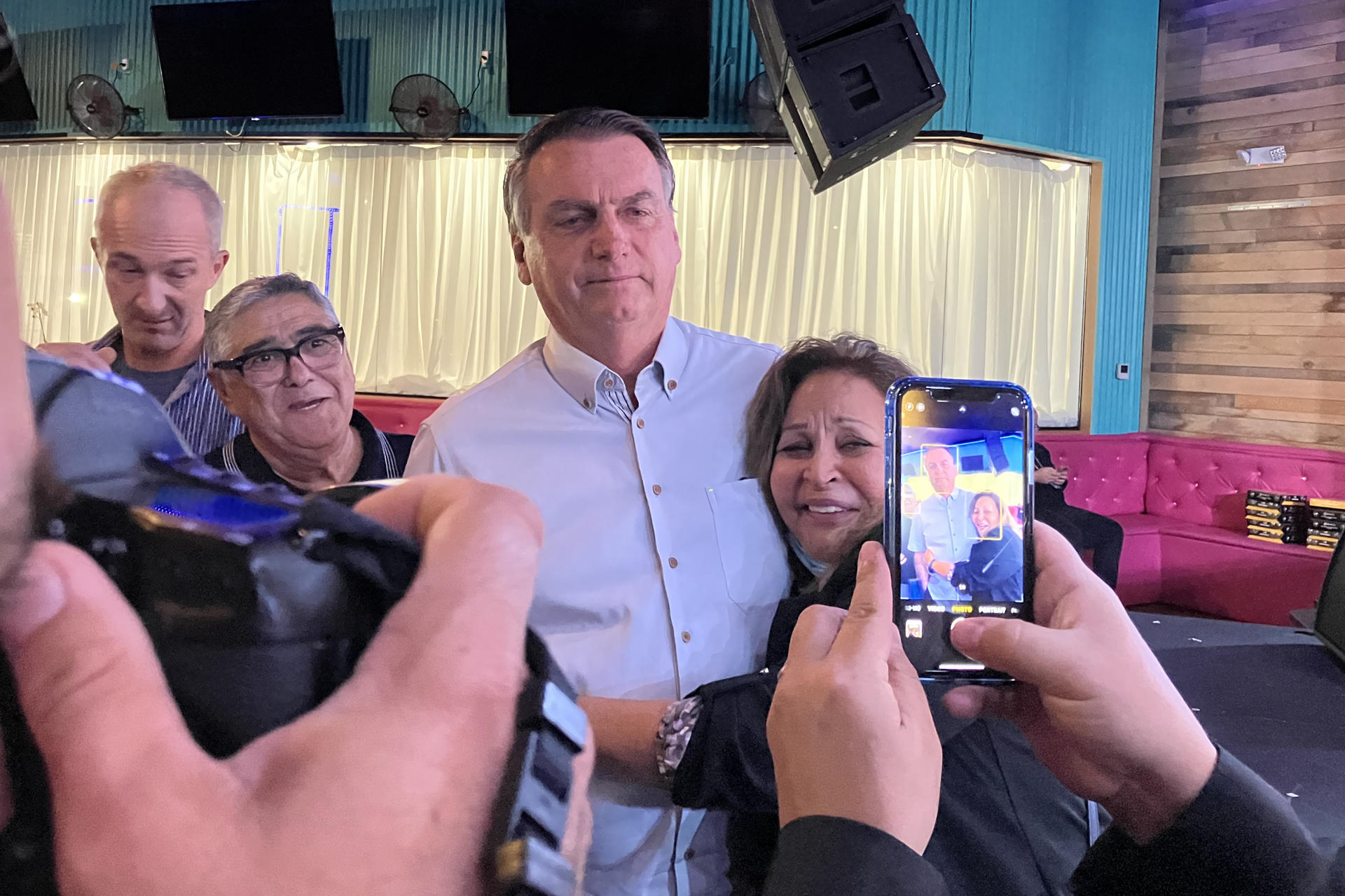 El expresidente de Brasil, Jair Bolsonaro comparte con seguidores en Orlando (EE.UU.). EFE/Ana Mengotti
