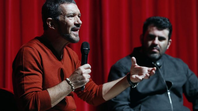 El actor Antonio Banderas (i) junto al director musical Arturo Díez Boscovich, durante la presentación de los conciertos de la Sinfónica Pop del Soho, con la actuación del joven pianista Marcos Castilla, ganador del programa de televisión Tierra de Talento 2022, este martes en el Teatro del Soho CaixaBank de Málaga. EFE/Jorge Zapata
