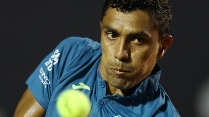 Thiago Monteiro de Brasil (en la foto) devuelve una pelota ante Dominic Thiem de Austria hoy, en el Abierto de Tenis de Río de Janeiro (Brasil). EFE/Luiza Moraes
