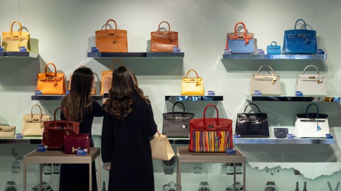 Varios bolsos de lujo de la marca Hermès expuestos en la casa de subastas Sotheby's en Hong Kong. EFE/ Sotheby's SOLO USO EDITORIAL/SOLO DISPONIBLE PARA ILUSTRAR LA NOTICIA QUE ACOMPAÑA (CRÉDITO OBLIGATORIO)
