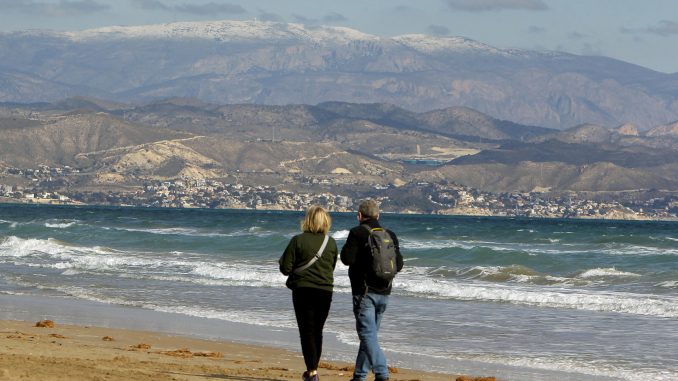 Imagen de la sierra de Aitana nevada vista desde la playa de San Juan de Alicante, este lunes .EFE/ Morell
