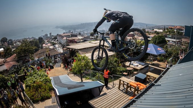 Fotografía cedida por la organización Red Bull del ciclista de República Checa, Tomás Slavik, hoy durante su participación en el Red Bull Valparaiso Cerro Abajo, en la ciudad de Valparaíso, Chile (CHILE). EFE/ ORGANIZACION RED BULL
