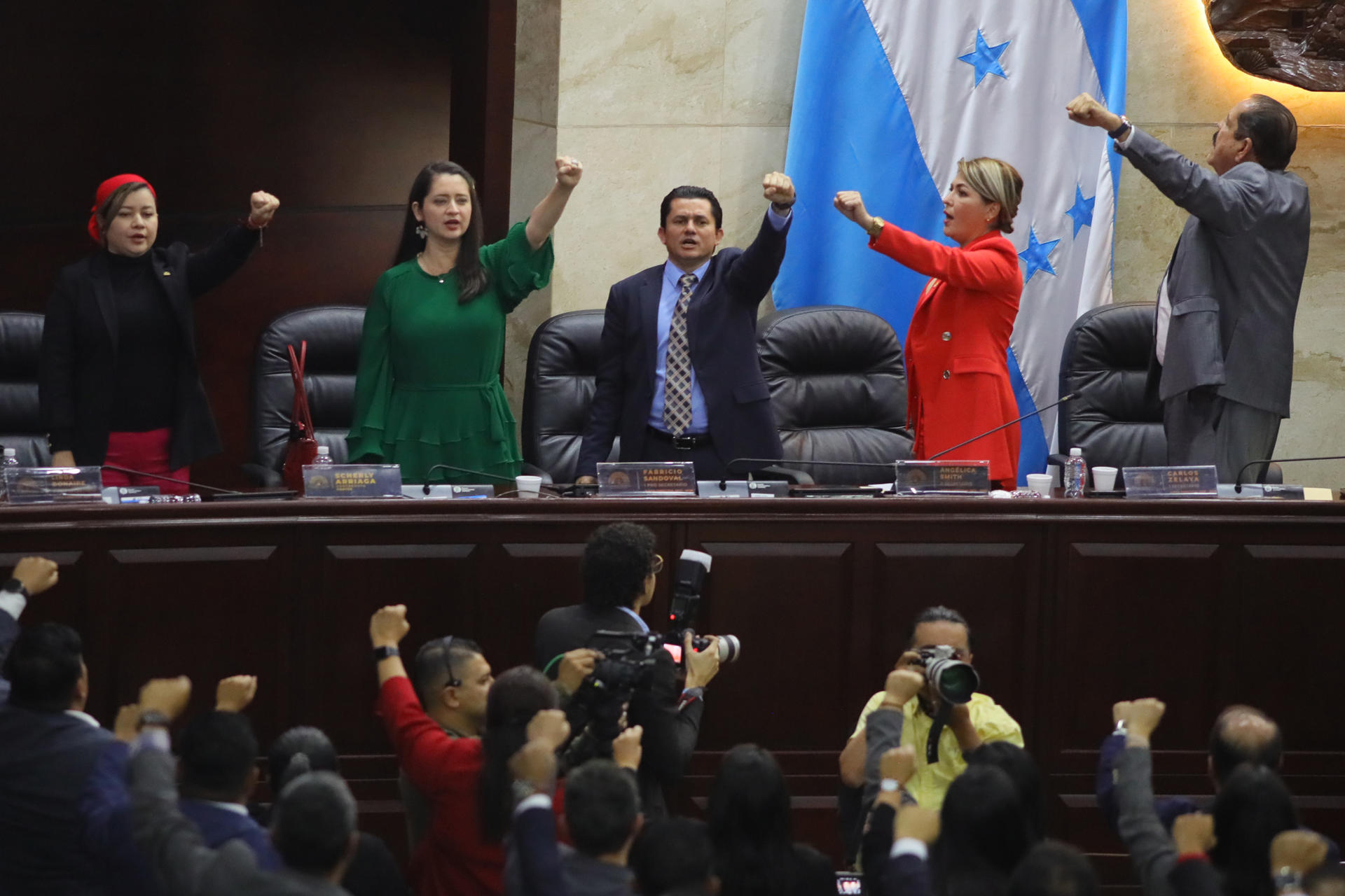 Integrantes de la junta directiva del Congreso Nacional de Honduras participan en la elección de los nuevos magistrados de Corte Suprema de Justicia hoy, en Tegucigalpa (Honduras). EFE/ Gustavo Amador
