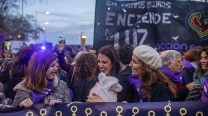 Mónica García junto a Rita Maestre en el 8M