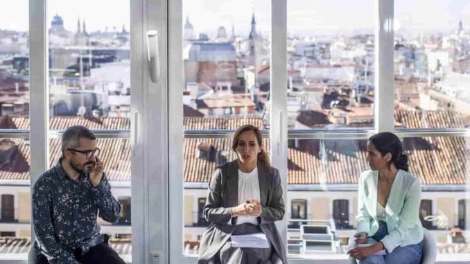 Javier Padilla junto a Mónica García y Tesh Sidi