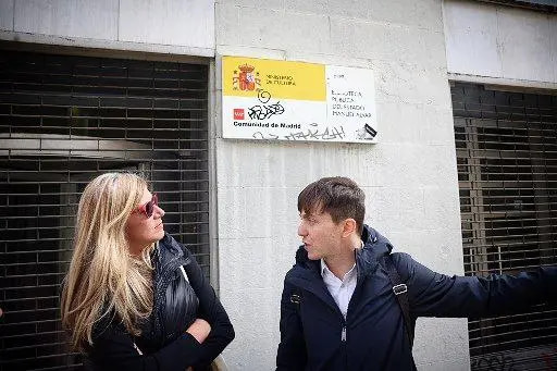 Eduardo Rubiño y Pilar Perea, en la biblioteca cerrada Manuel Alvar