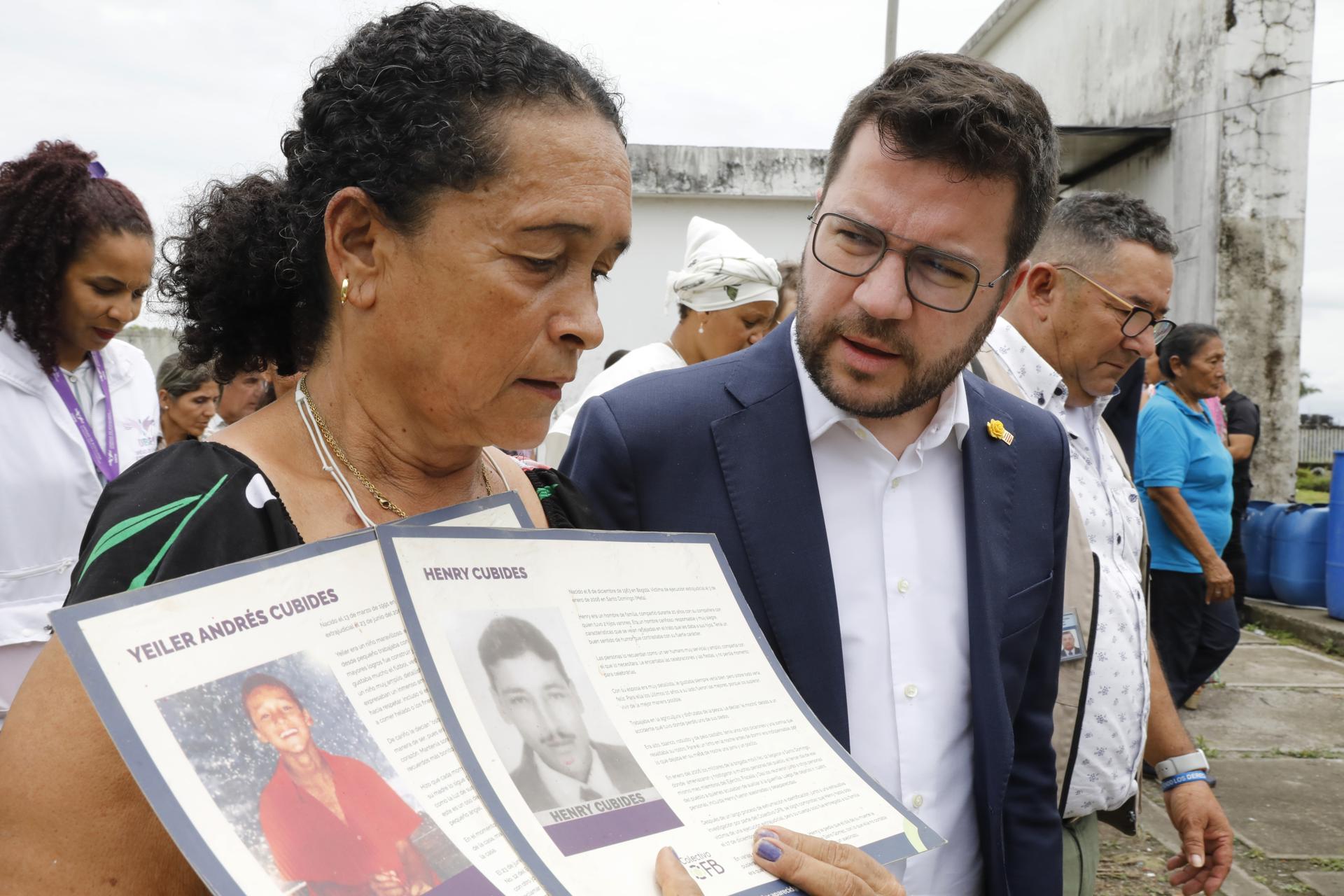 El presidente de Cataluña, Pere Aragonès, conversa con una mujer mientras visita hoy el Cementerio Central de Villavicencio (Colombia). El presidente de la región autónoma española de Cataluña, Pere Aragonès, anunció este domingo un fortalecimiento de la cooperación catalana con Colombia, centrada en la paz y la protección de los derechos humanos, que apoyará con financiación la búsqueda de víctimas de desaparición forzada durante el conflicto armado. EFE/ Carlos Ortega
