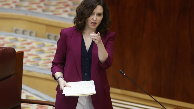 La presidenta de la Comunidad de Madrid, Isabel Díaz Ayuso, interviene en el pleno celebrado este jueves en la Asamblea de Madrid. EFE/Juan Carlos Hidalgo