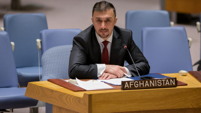 Fotografía cedida por la ONU donde aparece el encargado de la misión permanente de Afganistán ante el organismo, Naser Ahmed Faiq, mientras habla durante una reunión del Consejo de Seguridad sobre su país celebrada en la sede del organismo internacional en Nueva York. EFE/Manuel Elías/
