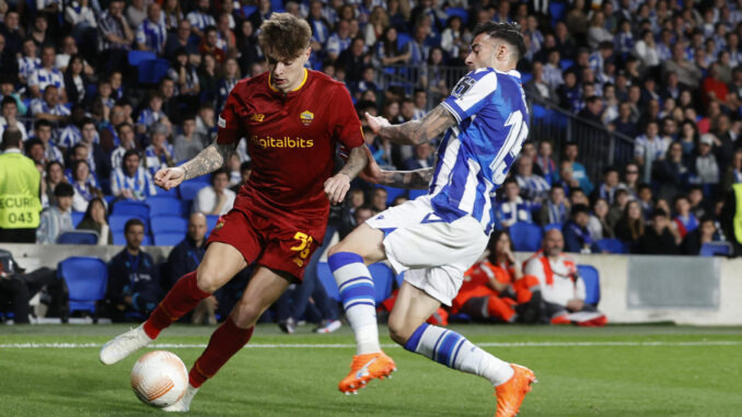 El defensa de la Real Sociedad Diego Rico (d) disputa un balón con el centrocampista polaco de la Roma Nicola Zalewski (i) durante el partido de octavos de final de la Europa League que ambos equipos disputan este jueves en el estadio Reale Arena de San Sebastián (Euskadi). EFE/ Javier Etxezarreta
