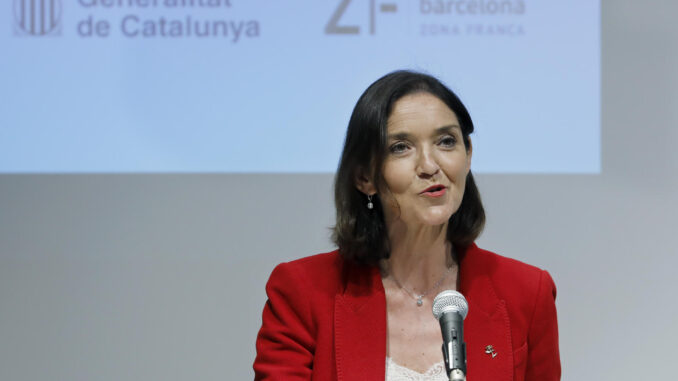 La ministra de Industria, Comercio y Turismo, Reyes Maroto, tras la firma de los distintos acuerdos que el Gobierno central, la Generalitat y el Consorcio de la Zona Franca de Barcelona (CZFB) han sellado este lunes, que hacen realidad la reindustrialización de Nissan, un proceso que todas las partes han tildado de "éxito" y que entra ahora en una "nueva etapa", la de la contratación de los extrabajadores. EFE/Andreu Dalmau