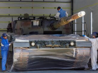 Imagen de archivo de las instalaciones de Santa Bárbara Sistemas en Alcalá de Guadaira (Sevilla) donde se ponen a punto uno de los seis Leopard 2A4 que están siendo reparados para que España los transfiera a Ucrania de inmediato.  EFE/ Julio Muñoz