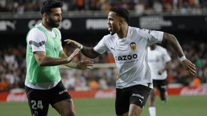 Los jugadores del Valencia, el neerlandés Justin Kluivert (d) y el suizo Eray Comert, celebran el primer gol del equipo valencianista durante el partido correspondiente a la jornada 25 de primera división que disputaron Valencia y Osasuna en el estadio Mestalla de Valencia. EFE/ Juan Carlos Cárdenas
