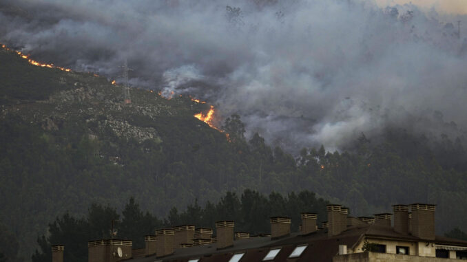 Incendio del Monte Naranco, en Oviedo (Asturias), a primeras horas de la mañana. EFE/Paco Paredes
