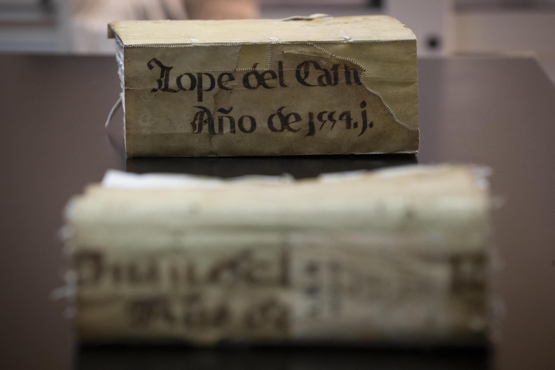 Protocolo notarial del año 1554 tras ser restaurado. Hay libros históricos tan deteriorados que ni siquiera es posible pasar sus páginas. El taller de restauración del Archivo General de la Región de Murcia es el lugar donde esos documentos pueden recuperar su funcionalidad para volver a ser consultados tras someterse a un minucioso proceso de limpieza y recuperación completamente artesanal. EFE/Marcial Guillén
