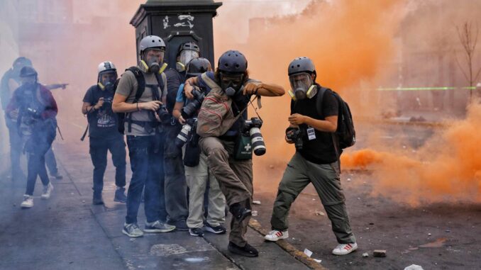 Fotografía de archivo fechada el 28 de enero de 2023 muestra a varios fotorreporteros y miembros de la prensa mientras cubren los enfrentamientos entre manifestantes y la Policía durante las protestas en Lima (Perú). EFE/Antonio Melgarejo
